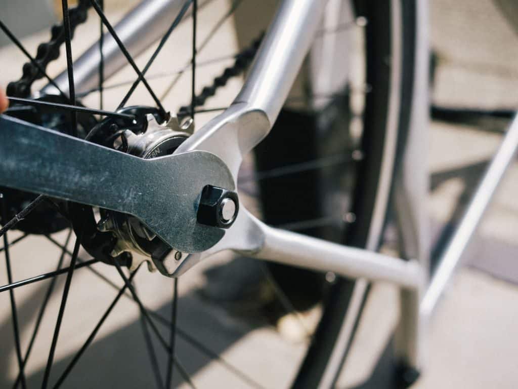 Screw>
		</p>
	</td>
</tr>
</tbody>
</table>
<p>
	<strong>7. Test it out and prepare for the fun of riding fixed!</strong>
</p>
<p>
	Slowly rotate a crank arm to make sure everything is working and the wheel is aligned centrally. All looking good? You're done! Now get out there and go for a spin.
</p>
<p>
	<img src=